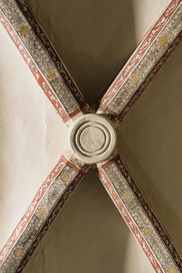 Готель M'Ar De Ar Aqueduto Евора Екстер'єр фото A ceiling boss in the church of St. Mary the Virgin, in the village of St. Mary's, Isle of Man